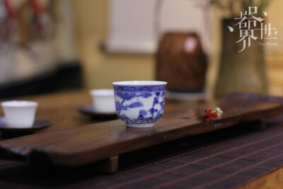 【器世界】精品茶具#景德镇 手工青花瓷贡菊窑茶杯#陶瓷品茗杯 个人茶杯 品茗杯，用来品茶及观赏茶的汤色。故此品茗杯多为白瓷。洗茶品茗杯，杯体为圆筒状，或为直径有变化的流线形状，沏茶时先行摇荡洗涤后，滗去洗…