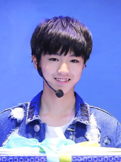 #王俊凯# 重新调了一下 为什么会有这么甜的男孩子@TFBOYS-王俊凯