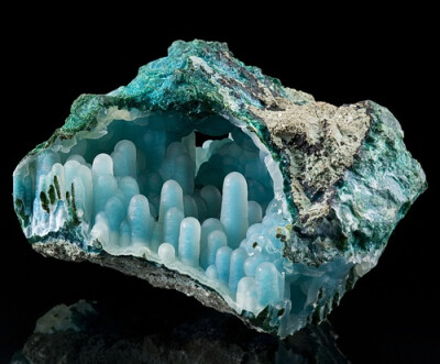 Chalcedony on Chrysocolla stalactites 产地：Inspiration Mine, Inspiration, Globe-Miami District, Gila Co., Arizona, USA.