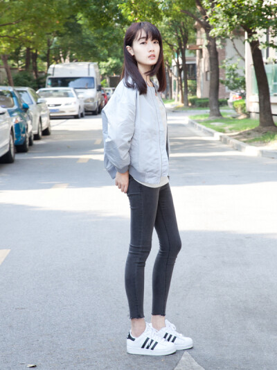 从很多颜色里面选了两个看上去最耐看的颜色，比较少尝试浅色的外套， 黑色的话就是最百搭的颜色，而且上身超显瘦的 ，
衣服面料的话，是有点滑滑的，但是又有点磨砂的那种，内里还有一层内衬，做工棒棒哒~蛮有质感的…