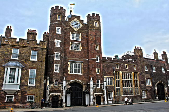 St James’s Palace（圣詹姆斯宫） 圣詹姆斯宫是英国君主的正式王宫，而且是所谓的the Senior Palace of the Sovereign，外国派驻英国的大使和专员呈递国书时，按礼节和传统都是呈递到圣詹姆斯宫的。 它位于伦敦市中心的圣詹姆斯公园旁边，距离白金汉宫不远。 与英国其他王宫不同的地方是，圣詹姆斯宫是以红砖建造，而且并不宏伟，只有大门门楼比较高一点。从建筑造型可以看出这是典型的英国都铎王朝时代的建筑。