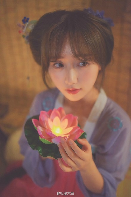 #汉服摄影#晓梦随疏钟，飘然蹑云霞。因缘安期生，邂逅萼绿华。摄影：松溪大曲，出镜@谭湘君Jjun ，梳妆@译午阿阿牛哥 ，文案@一只很直的云仓鼠 ，服装@朝露之城 。抄送@汉服村 @汉服集 @汉服网 @摄影师无限TX 。单图O网页链接 《镜中人》@清弄 K仙剑奇侠传六主题曲 镜中人