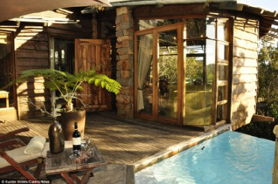 南非的普利登堡湾有一家叫做Tsala Treetop Lodge的树屋酒店，豪华套房里有游泳池还有壁炉，在阳台上吃饭，还有小鸟飞下来，啄食，一晚大概要600英镑（约5700RMB）,有生之年……