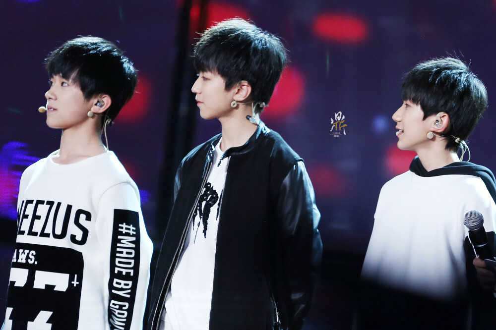 #TFBOYS# 年少的壮语豪言，有多少已经兑现；当年的青涩腼腆，煅了几分自信与干练。或许不够完美，仍需世事来洗练，但只要心中燃着火焰，便有勇气斩棘并肩。问鼎也仍需努力，和包容我们的六万个你们一起向前。多谢，晚安。 cr:THRONE-问鼎