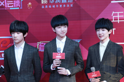 #TFBOYS# 风不语，风铃却替他叮咚诉说秘密，雨无趣，伞儿却五彩斑斓披上彩虹的外衣。这一段旅途的意义，终点并非唯一目的，成长这个复杂课题，于我于你。早安。cr:THRONE-问鼎