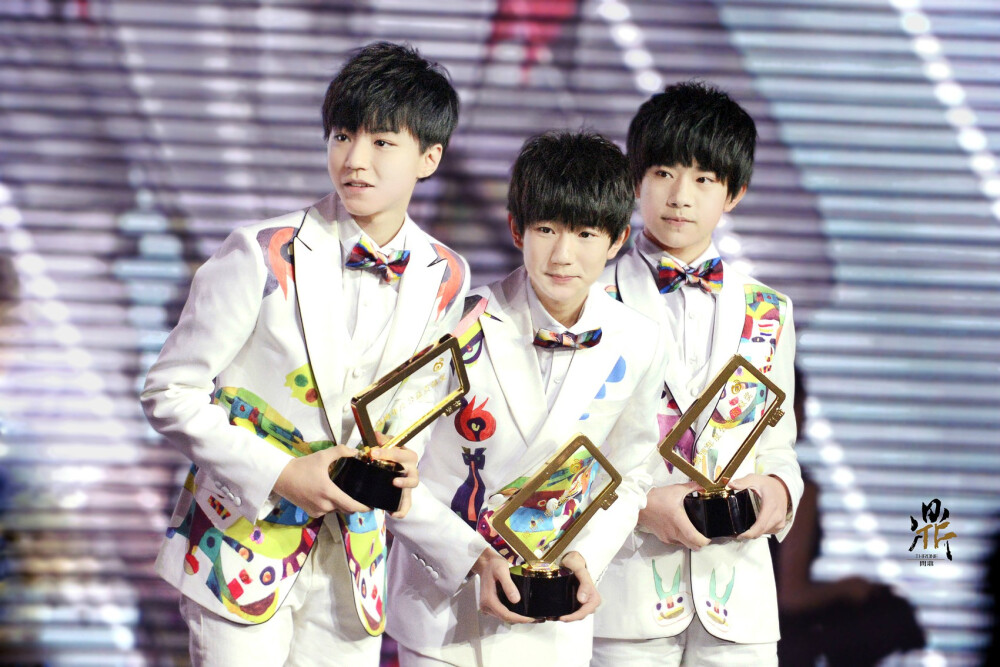 #TFBOYS# 我和你很遥远，注定隔着复杂世界赞叹你的表演，可我心甘情愿，用温柔目光铺满前路陪伴你到山巅。千万人天涯海角未逢面，却默契守候同一个梦想的实现，这是你给予我平凡生活中的英雄执念。早安。cr:THRONE-问鼎