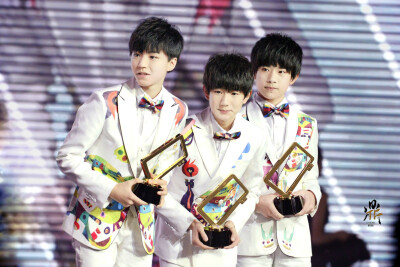 #TFBOYS# 我和你很遥远，注定隔着复杂世界赞叹你的表演，可我心甘情愿，用温柔目光铺满前路陪伴你到山巅。千万人天涯海角未逢面，却默契守候同一个梦想的实现，这是你给予我平凡生活中的英雄执念。早安。cr:THRONE-…