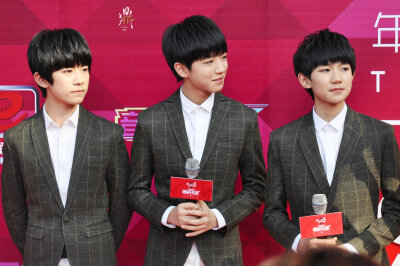 #TFBOYS# 看过众生百相，才有了然目光；历过蜚短流长，才有坚毅脸庞。撑起笔挺西装的不只是肩膀，更是一路走来堆积的成长，且雕且琢，等待你传世的锋芒。早安。cr:THRONE-问鼎