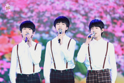 #TFBOYS# 唱一段春风绕柳舞天絮，唱一池夏雨点荷满塘绿，唱一山秋霜染叶碧空洗，唱一树冬雪凝梅枝头玉。四时美景几多诗意几多趣，于君眼眸歌里日日聚。早安。cr:THRONE-问鼎