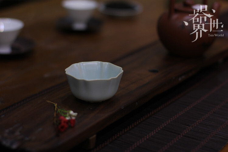 【器世界】精品茶具#台湾柏采汝窑茶器 汝瓷茶杯# 茶具 茶杯 品茗杯 个人茶杯 柏采汝窑系列产品秉承汝瓷“青如天，面如玉，蝉翼纹，辰星稀，芝麻支钉釉满足”的典型特色制作。其开片温润内敛，细如发丝，经多年沁养后的汝瓷茶具，静穆高华、古韵悠然。