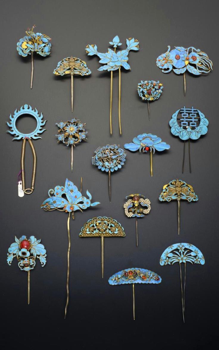 點翠｜制作工藝極為繁雜，制作時先將金、銀片按花形制作成一個底托，再用金絲沿著圖案花形的邊緣焊個槽，在中間部分塗上適量的膠水，將翠鳥的羽毛巧妙地粘貼在金銀制成的金屬底托上，形成吉祥精美的圖案。這些圖案上一般還會鑲嵌珍珠、翡翠、紅珊瑚、瑪瑙等寶玉石，越發顯得典雅而高貴。