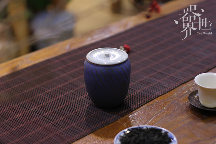 【器世界】粗陶茶具 #游佳老师作品 粗陶茶罐# 茶叶罐 醒茶罐 陶瓷 粗陶 收藏品 游佳老师的作品，宁静，细腻，不谄媚，不世俗，在他的作品中，自然的釉色也能表达对作品的丰富情感，艳丽的色彩依然流露内心的宁静，看似原始和粗犷的外表却不缺失细节，本就优雅婉转的线条亦能沁透几分禅意。