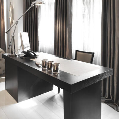 以灰色为主，搭配一些灰白，黑色等类似颜色的家具，提高整个公寓质感的同时，带来一种低调的奢华感。来源:idzoom.com