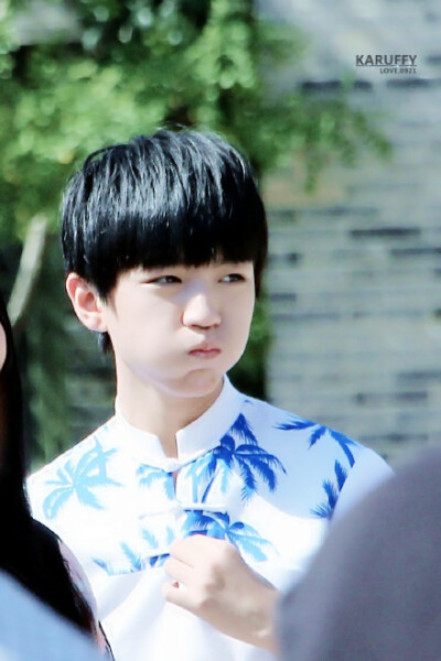 #王俊凯##王俊凯首位话题讨论破亿# 五岁的王一亿 嗨咯@TFBOYS-王俊凯 K21 Guns