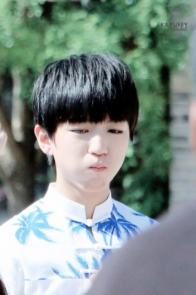 #王俊凯##王俊凯首位话题讨论破亿# 五岁的王一亿 嗨咯@TFBOYS-王俊凯 K21 Guns