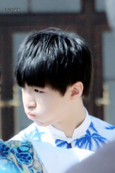 #王俊凯##王俊凯首位话题讨论破亿# 五岁的王一亿 嗨咯@TFBOYS-王俊凯 K21 Guns