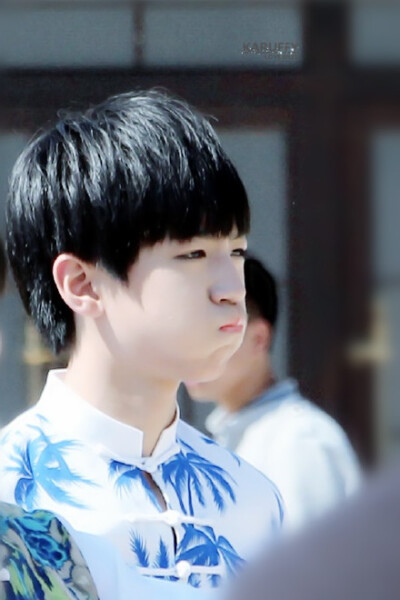 #王俊凯##王俊凯首位话题讨论破亿# 五岁的王一亿 嗨咯@TFBOYS-王俊凯 K21 Guns