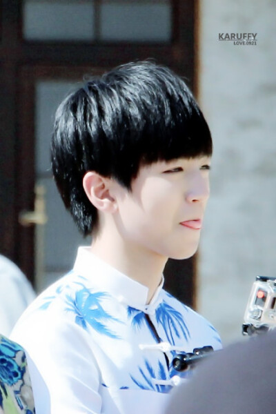 #王俊凯##王俊凯首位话题讨论破亿# 五岁的王一亿 嗨咯@TFBOYS-王俊凯 K21 Guns