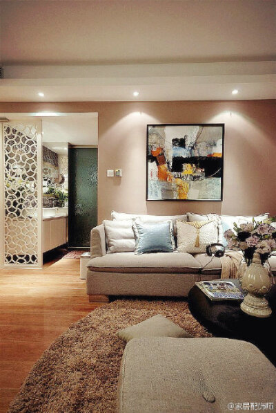 简约两居室，色彩柔和细腻。