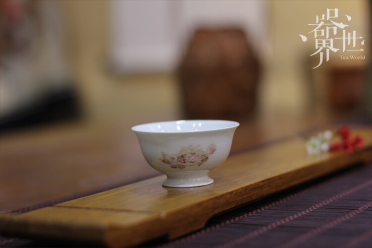 【器世界】精品茶具#景德镇手工青花瓷 釉里红茶杯#陶瓷品茗杯 个人茶杯 釉里红是指以含铜色料彩绘在胚胎上，罩上透明釉，经高温还原氧化烧成后，釉下呈现红宝石纹饰的瓷器。釉里红的工艺过程和青花瓷完全一样。釉里红纯正、红中泛青、着色稳定，胎釉俱佳等因素。