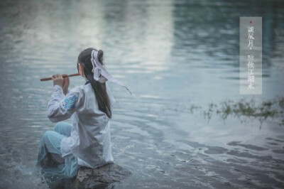 #汉服摄影#「嘆逍遙」談風月，醉飲江湖水；嘆逍遙，難酬壯志魂。