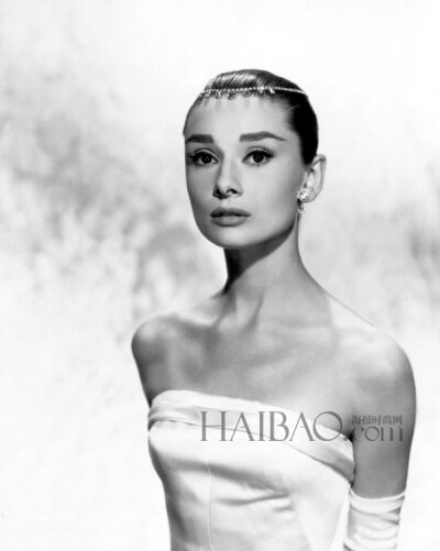 1929年5月4日，天生貌美的奥黛丽·赫本 (Audrey Hepburn) 出生于比利时布鲁塞尔的一个贵族后裔家庭。