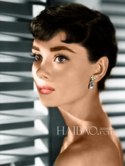 1929年5月4日，天生貌美的奥黛丽·赫本 (Audrey Hepburn) 出生于比利时布鲁塞尔的一个贵族后裔家庭。之后长年对芭蕾舞的学习也让奥黛丽·赫本 (Audrey Hepburn) 的气质更加优雅，身体线条更加修长。一个偶然的机会，她…