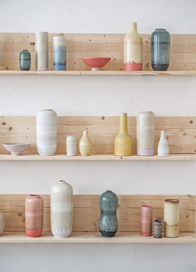 丹麦陶瓷品牌 Tortus Copenhagen，由设计师Eric Landon, Karin Blach Nielsen和Justin Landon于2012年创办，亚洲传统的陶器样式对其有深刻影响，但他们却坚持丹麦的传统制陶工艺，希望能在功能，形式，色彩和质感上…