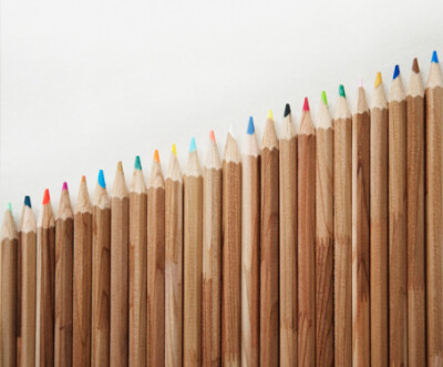 概念,图像,摄影,构图,室内_sb10064798q-001_Row of crayons in increasing height_创意图片_Getty Images China