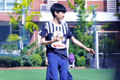 @TFBOYS-王源 你头发上淡淡青草香气，变成了风才能和我相遇；你的目光 蒸发成云，再下成雨我才能够靠近。 lo：O网页链接