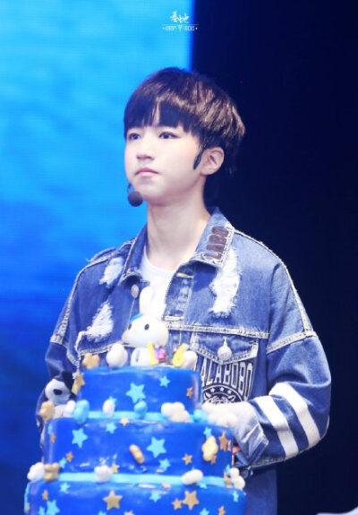 #王俊凯##TFBOYS王俊凯# 从前有一只兔宝宝过5岁生日的时候，大森林里的精灵都纷纷向他祝贺，问他许了什么愿，他鼓起勇气，握紧了手里的皮卡丘，大声问道“请问，兔兔这么可爱，为什么要吃兔兔？”