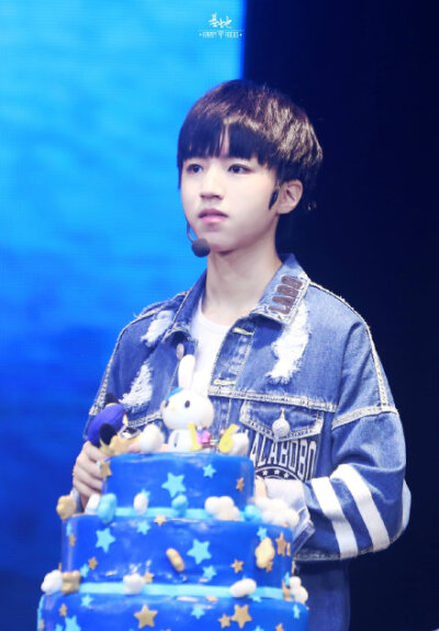 #王俊凯##TFBOYS王俊凯# 从前有一只兔宝宝过5岁生日的时候，大森林里的精灵都纷纷向他祝贺，问他许了什么愿，他鼓起勇气，握紧了手里的皮卡丘，大声问道“请问，兔兔这么可爱，为什么要吃兔兔？”