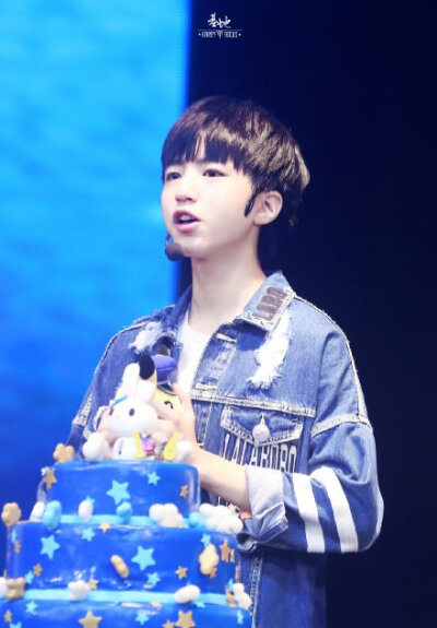 #王俊凯##TFBOYS王俊凯# 从前有一只兔宝宝过5岁生日的时候，大森林里的精灵都纷纷向他祝贺，问他许了什么愿，他鼓起勇气，握紧了手里的皮卡丘，大声问道“请问，兔兔这么可爱，为什么要吃兔兔？”