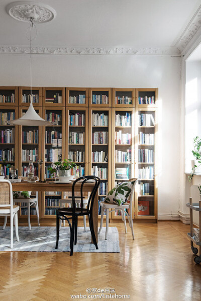 #瑞典#的家：你也会在餐厅旁做一整面墙的书柜吗？ #餐厅设计# #客厅设计#