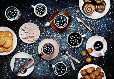  俄罗斯摄影师Dina Belenko:餐桌上的星际穿越，好漂亮~