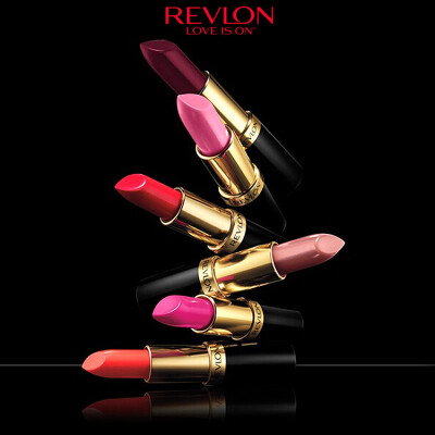 这次要向大家推荐的是畅销全球61年的经典品牌Revlon露华浓的口红。这款口红分哑光、奶油、微珠光、水润四种质地，店铺里有24种颜色可选，绝对可以选到自己喜欢的颜色。口红的色彩饱满，滋润度高，涂抹后给人自然的美…