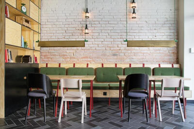 整个清新可人的餐厅中，加入一些黄铜元素，增添精致优雅的质感，PB/STUDIO认为这个餐厅的设计巧妙的将创新与含蓄融合在一起，给顾客带来新的用餐体验。来源:idzoom.com