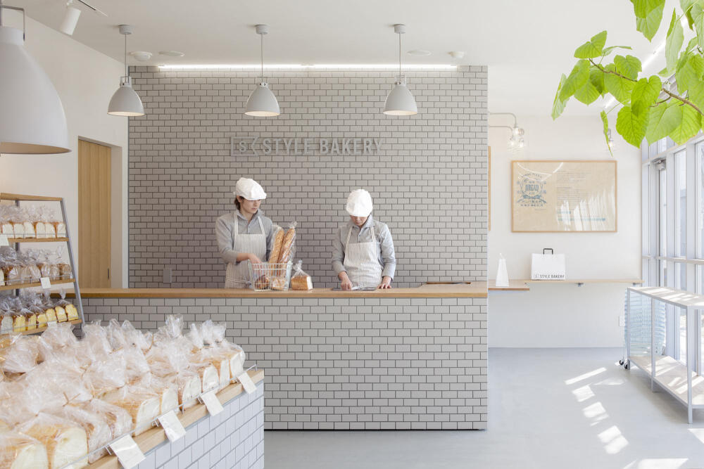 这间位于日本群马县桐生市的面包店Style Bakery，其实是一间老店铺，它于1930年开始经营，由SNARK对其进行了翻新改造，整个房间的内饰以清新明亮，将简约有力的元素融合在一起，将美好的食物分享给顾客的同时，带来设计的美好。来源:idzoom.com