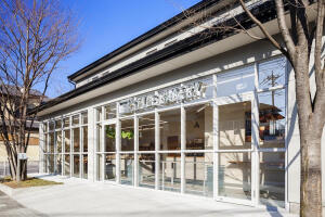 这间位于日本群马县桐生市的面包店Style Bakery，其实是一间老店铺，它于1930年开始经营，由SNARK对其进行了翻新改造，整个房间的内饰以清新明亮，将简约有力的元素融合在一起，将美好的食物分享给顾客的同时，带来设计的美好。来源:idzoom.com