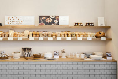 这间位于日本群马县桐生市的面包店Style Bakery，其实是一间老店铺，它于1930年开始经营，由SNARK对其进行了翻新改造，整个房间的内饰以清新明亮，将简约有力的元素融合在一起，将美好的食物分享给顾客的同时，带来…