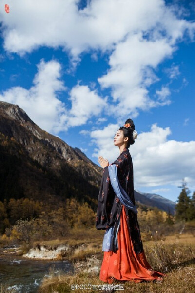 水绕青山漂红叶，绿染高原映夭蓝。手抱琵琶无一语，行板如歌尘世间。