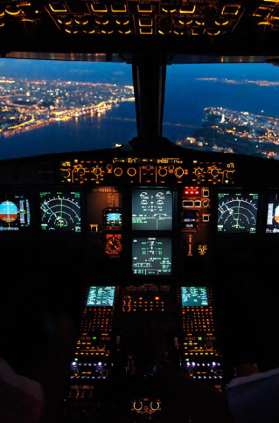 飞机的驾驶舱，我去！真的是帅得掉渣啊！！！