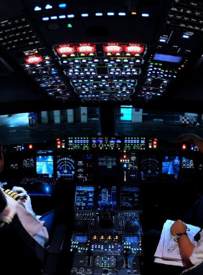 飞机的驾驶舱，我去！真的是帅得掉渣啊！！！