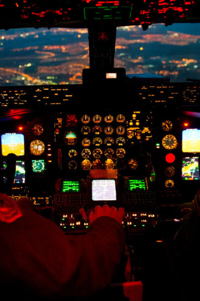 飞机的驾驶舱，我去！真的是帅得掉渣啊！！！