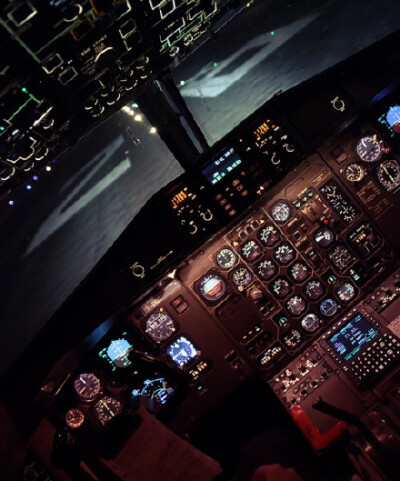 飞机的驾驶舱，我去！真的是帅得掉渣啊！！！