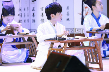 151004 @TFBOYS-王源 急需一些粉红屁！