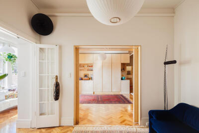 这所20世纪30年代的公寓被Tribe Studio Architects完全重新设计，重新定义了厨房的位置，将卧室和浴室重新排列并且相互打通，用细致的木工和各种收藏艺术来表达老住宅之美。来源：idzoom.com