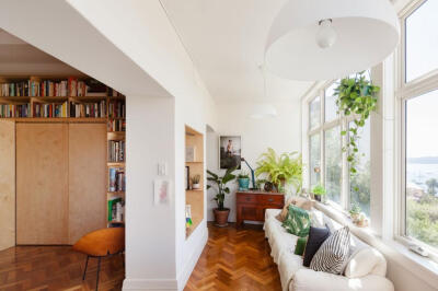 这所20世纪30年代的公寓被Tribe Studio Architects完全重新设计，重新定义了厨房的位置，将卧室和浴室重新排列并且相互打通，用细致的木工和各种收藏艺术来表达老住宅之美。来源：idzoom.com