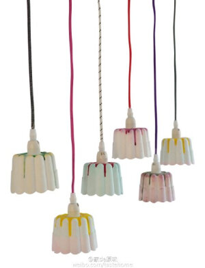 好像好久没分享#DIY灯具#灵感了来看这个有趣的设计：图1、2设计师Gwendolyn Hardam从荷兰的当家布丁Mona上获得灵感（就是图3、4那个）制作的吊灯。大家知道#树脂粘土#或者#软陶#吗？这些可塑型的材料能做到类似的效果，下次看到喜欢的包装盒子可别忘了留下来做模具，给自己做一个独一无二的灯~