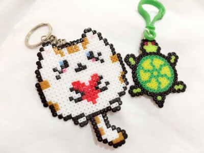  今天刚收到快递第一次做～鳖鳖是唯一的原创，新兰是倩倩做的，小黄人被田田烤焦啦宿舍充满焦焦的味道不过好好玩呀，看来不久得将来我就要去补豆了！@拼拼豆豆 @拼豆手作俱乐部 2宁波·蛟川街区